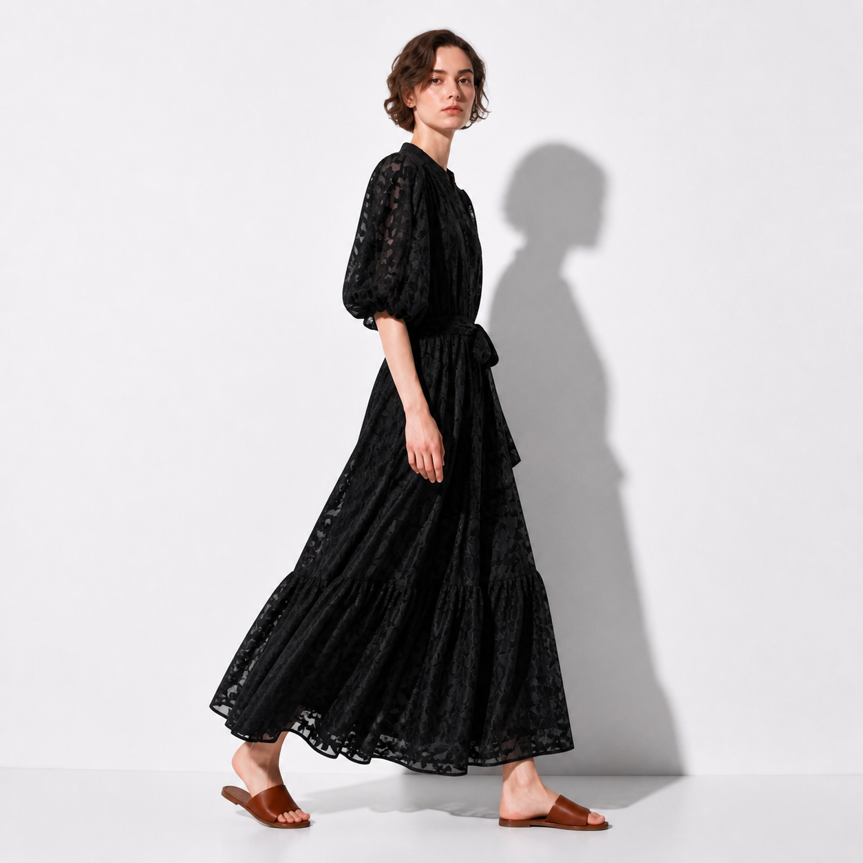 Robe longue noire en dentelle fleurie Tsniout – 03 profil marche