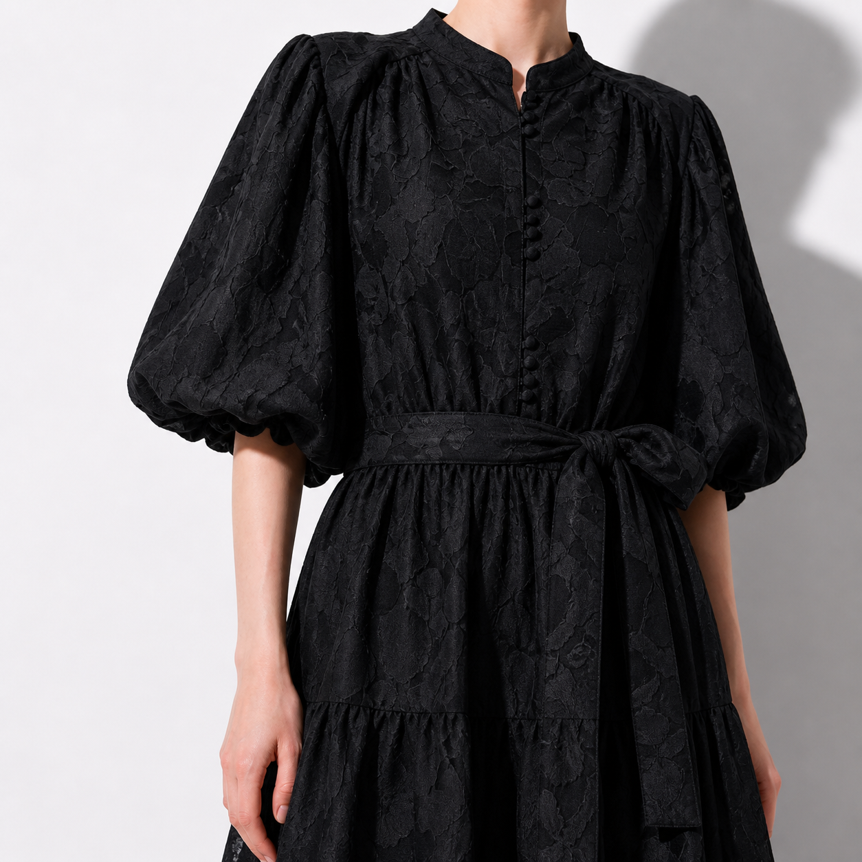 Robe longue noire en dentelle fleurie Tsniout – 04 zoom produit