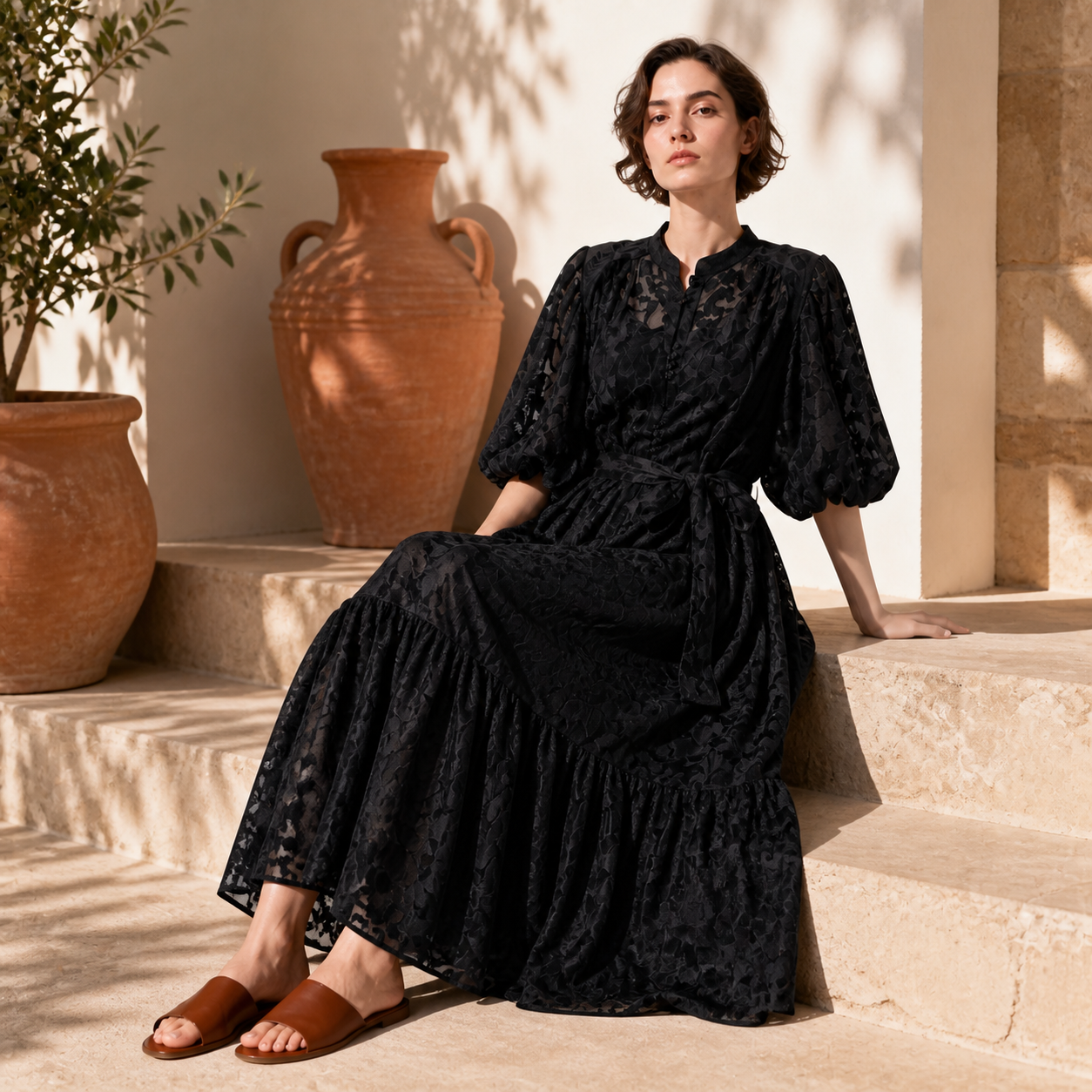 Robe longue noire en dentelle fleurie Tsniout – 05 lifestyle assise