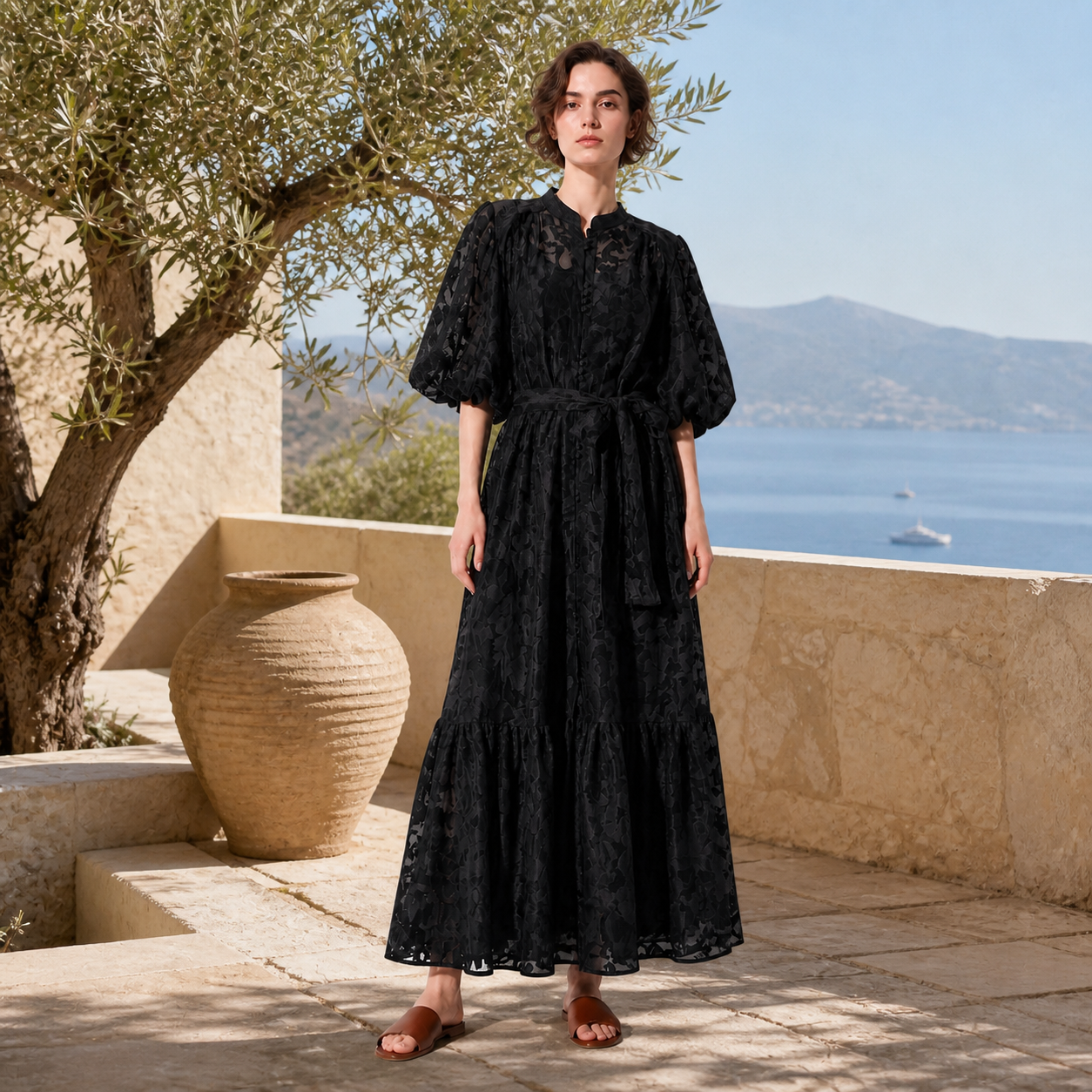 Robe longue noire en dentelle fleurie Tsniout – 06 lifestyle debout