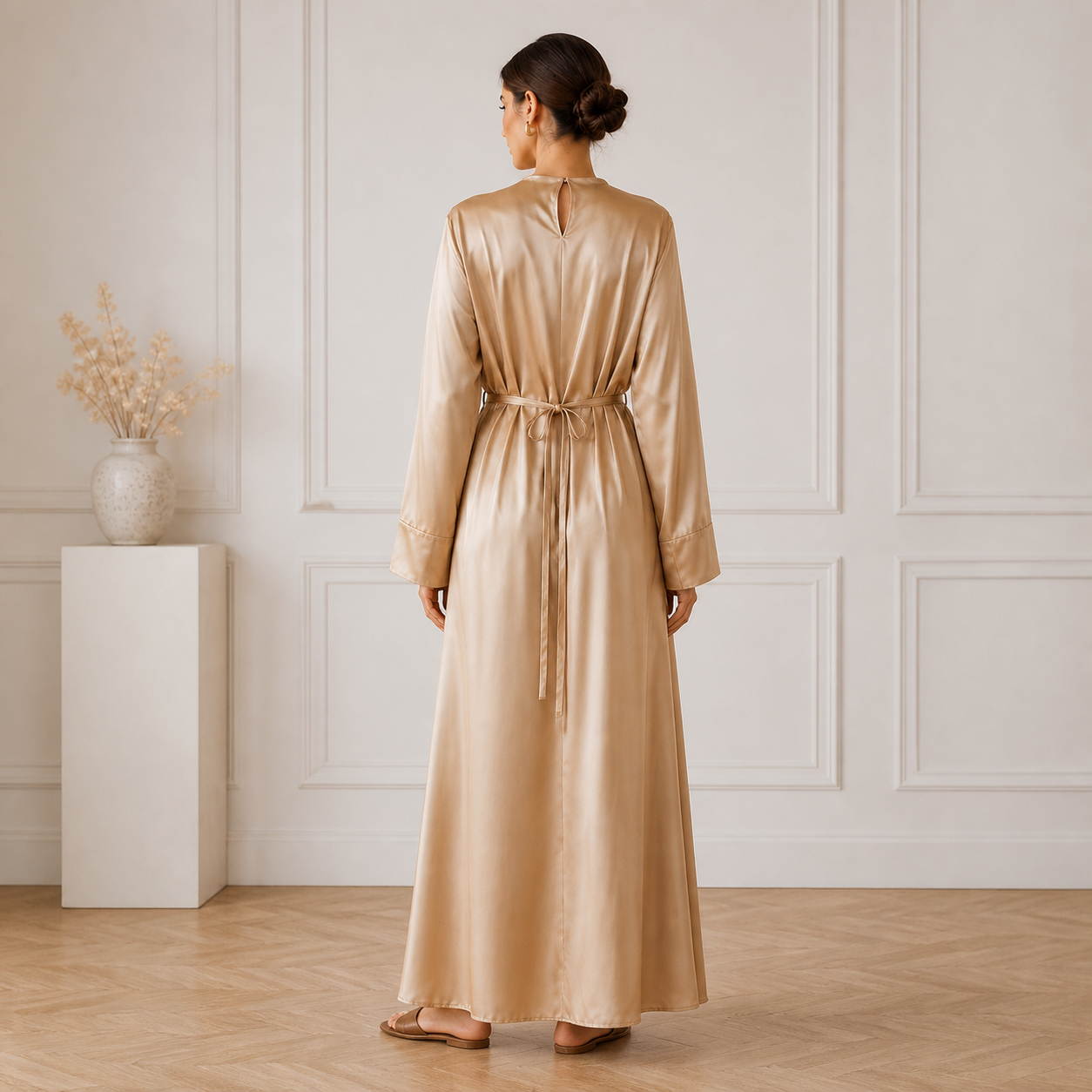 Robe longue beige satinée à col montant – vue 2