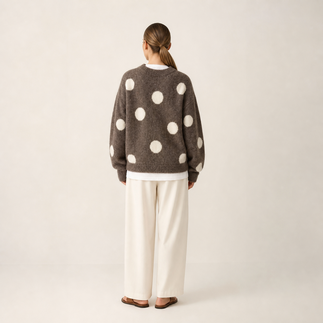 Pull marron à pois écrus Tsniout – 02 dos studio
