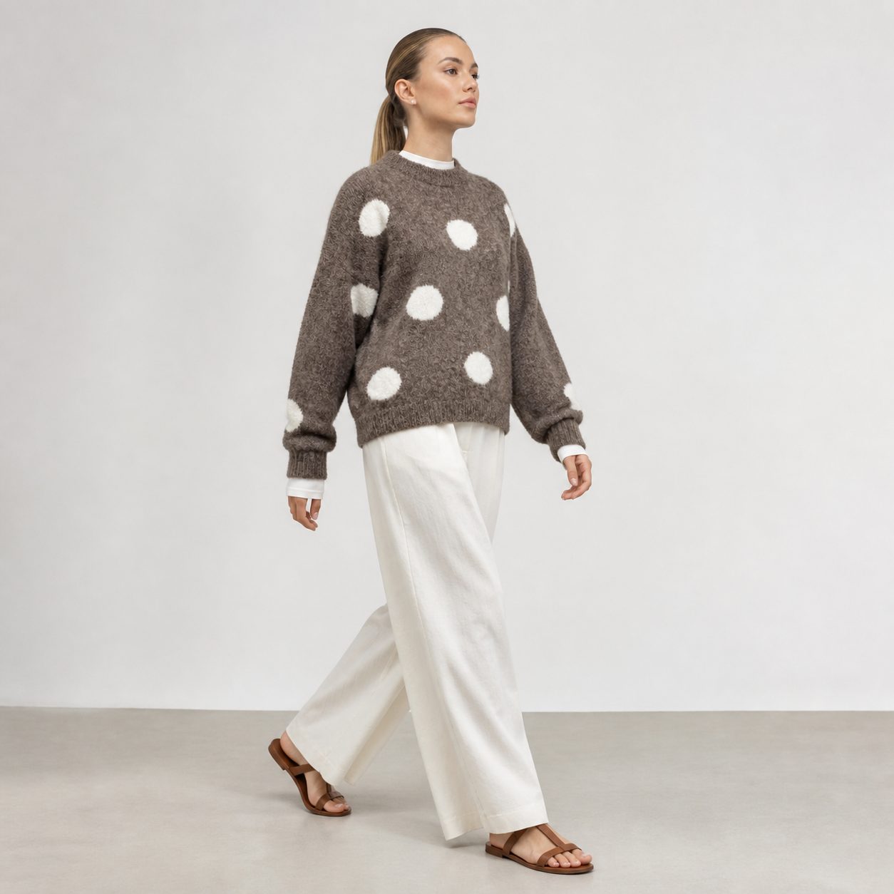 Pull marron à pois écrus Tsniout – 03 profil marche