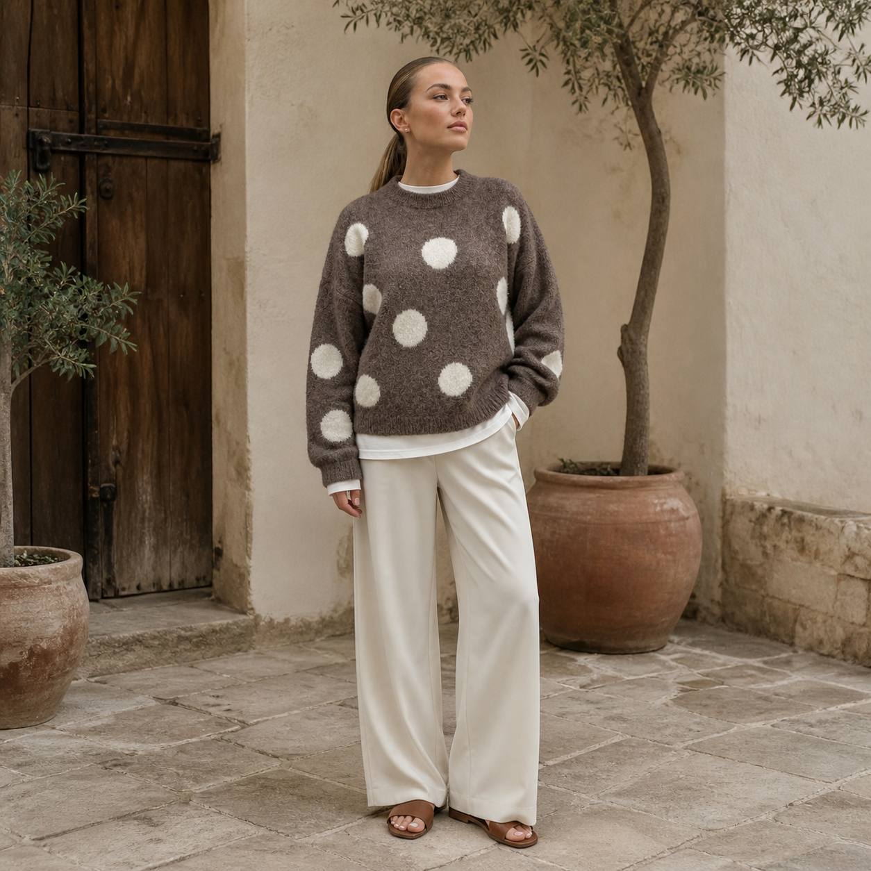 Pull marron à pois écrus Tsniout – 06 lifestyle debout
