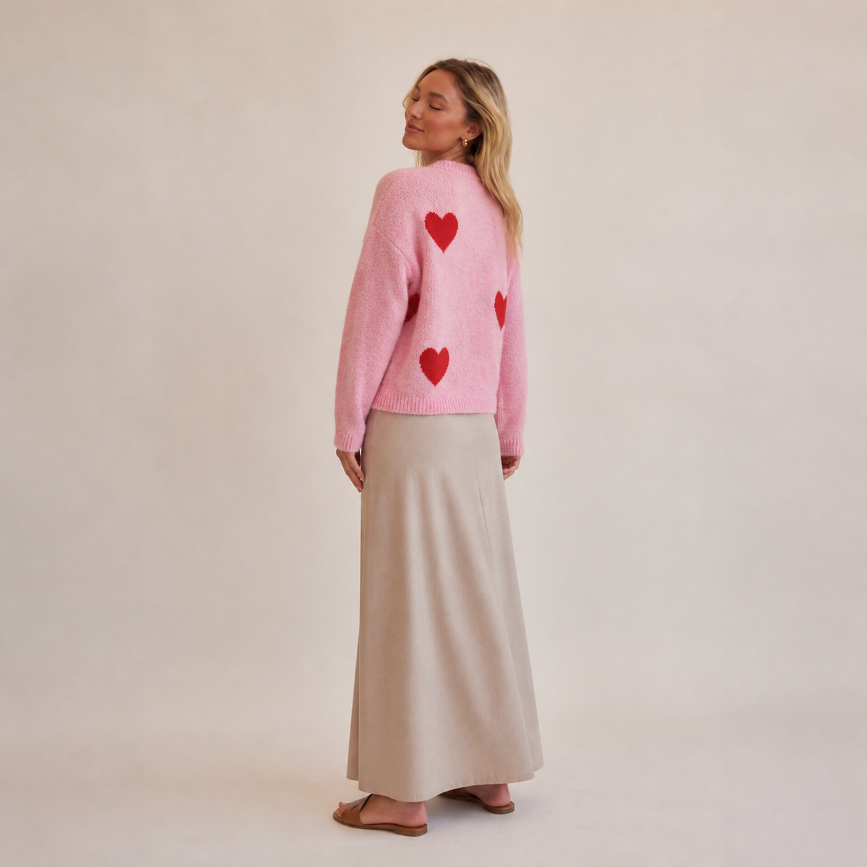 Pull rose à cœurs rouges – vue 2