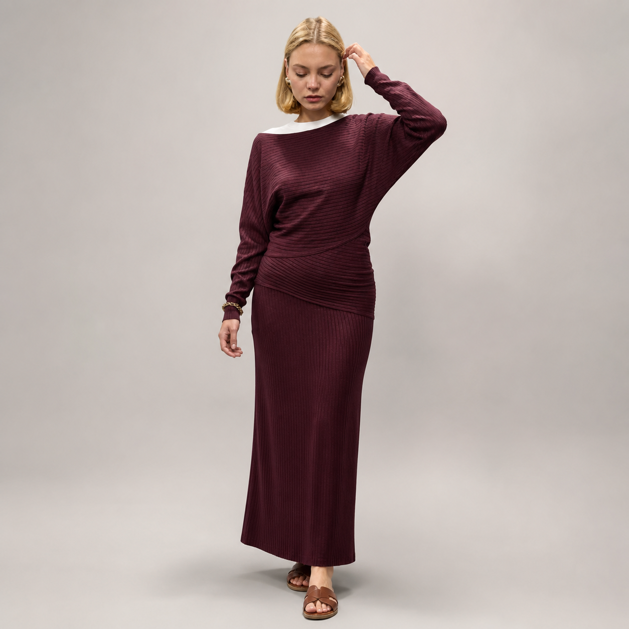 Robe longue bordeaux en maille côtelée – vue 1