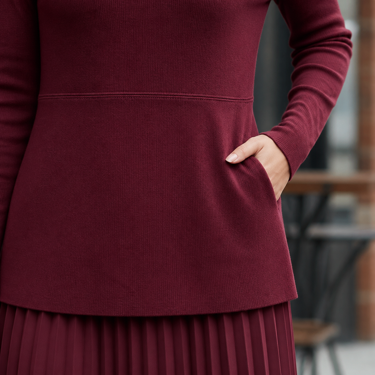 Robe longue bordeaux en maille et jupe plissée – vue 4