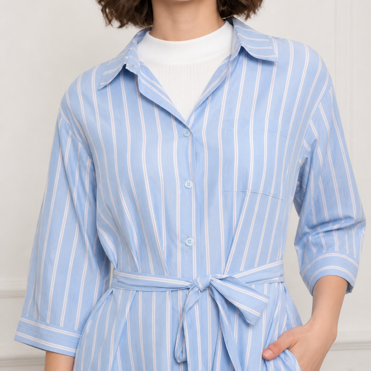 Robe longue bleu ciel rayée ceinturée – vue 4